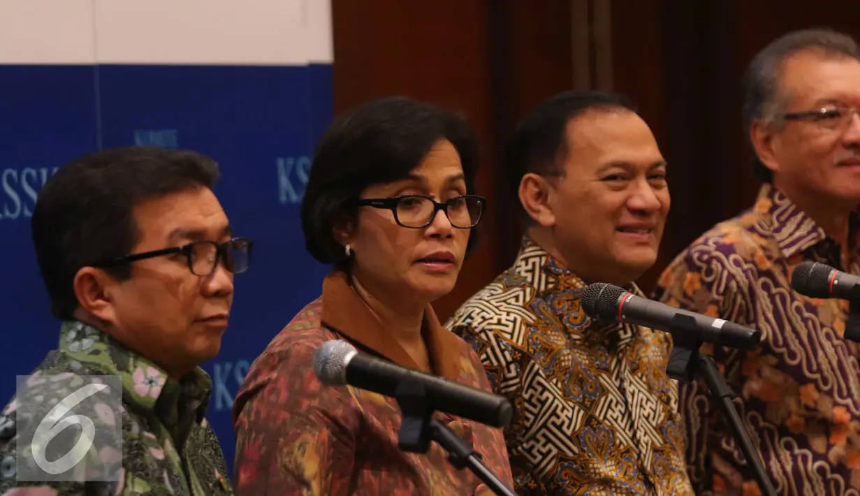 Ketua Dewan Komisioner OJK Muliaman Hadad, Menkeu Sri Mulyani, Gubernur BI Agus Marto dan Ketua LPS Halim Alamsyah saat memberikan keterangan usai rapat Komite Stabilitas Sistem Keuangan (KSSK) di Jakarta, Senin (24/10). (Liputan6.com/Angga Yuniar)
