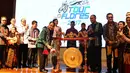 Menteri Pariwisata Arief Yahya memukul gong sebagai tanda diluncurkannya Tour de Flores 2017 di Jakarta, Rabu (5/7). Ajang balap sepeda internasional itu akan diikuti 20 tim terdiri dari 16 tim internasional dan 4 tim nasional (Liputan6.com/Angga Yuniar)
