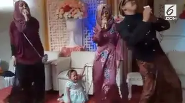 Rekaman video seorang Ibu asik joget dangdut meski anaknya menangis.