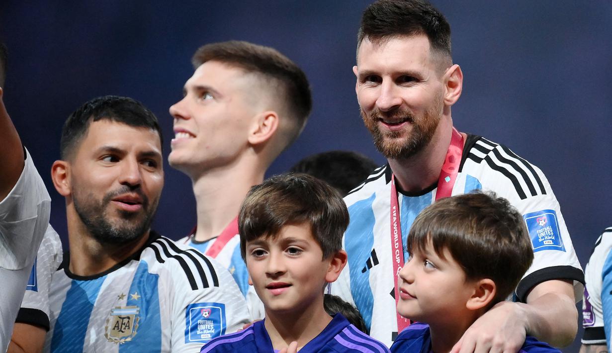 Aguero sejatinya sudah resmi pensiun sebagai pesepak bola karena menderita penyakit jantung. (AFP/Franck Fife)