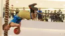 Pengunjung asyik menikmati pertunjukan dari Freestyler basket asal Hungaria pada acara Indonesia Slamdunk Festival di Grand Atrium Kota Kasablanka, Jumat (30/6/2023). (Bola.com/M Iqbal Ichsan)