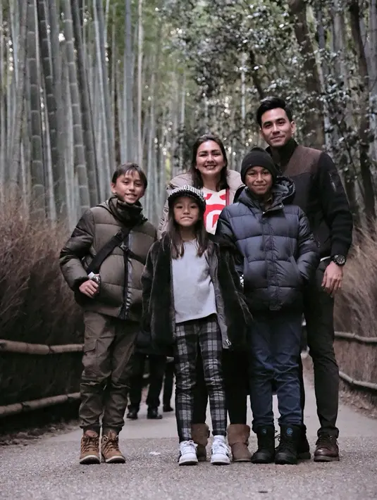Begini suasan menikmati tempat wisata hutan bambu yang berada di Arashiyama Bamboo Forest, Kyoto, Jepang. Karena cuaca dingin keluarga ini pun tak lupa kenakan pakain musim dingin. (Liputan6.com/IG/@darius_sinathrya)