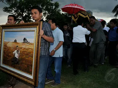 Jenazah Idris Sardi tiba di Tempat Pemakaman Umum (TPU) Menteng Pulo, Jakarta, Senin (28/4/14). (Liputan6.com/Johan Tallo)