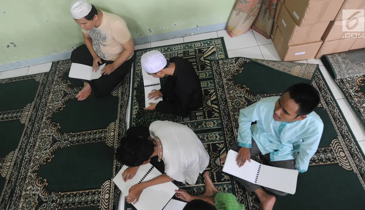 Semangat santri tunanetra saat belajar membaca Alquran braile di Pesantren Raudlatul Makfufin, Serpong, Tangsel, Banten, Rabu (23/5). Selain mencetak Alquran braile, pesantren ini juga memberi pengajaran kepada santri tunanetra. (Merdeka.com/Arie Basuki)