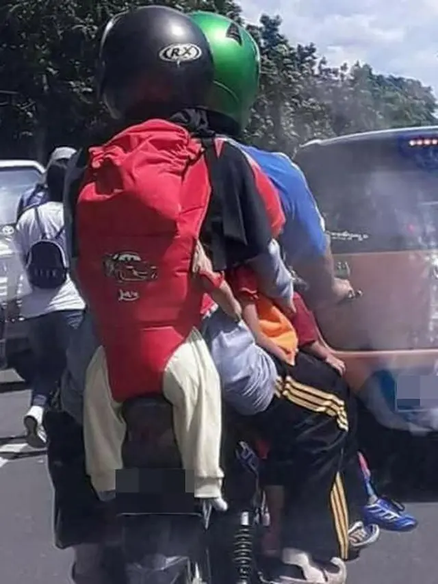7 Momen Nyeleneh Emak-Emak Boncengin Anaknya Ini Malah Bikin Ngeri