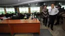 Men PAN-RB, Yuddy Chrisnandi melakukan sidak di beberapa kantor pelayanan publik, Jakarta, Jumat (2/1/2015). Tampak Men PAN-RB, Yuddy Chrisnandi (berbaju putih) memantau salah satu kantor pelayanan publik. (Liputan6.com/Miftahul Hayat)