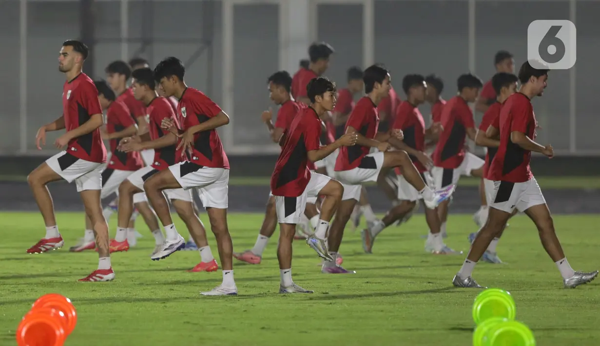 Pemain Timnas Indonesia U-23 saat melakukan latihan bersama di Stadion Madya Gelora Bung Karno, Senayan, Jakarta, Senin (28/7/2025). (Liputan6.com/Helmi Fithriansyah)
