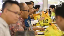 Warga mendaftar sebagai peserta BNI UI Half Marathon 2019 di FX Sudirman, Jakarta, Rabu (3/6/2019). Half Marathon merupakan kegiatan penutup dari kepengurusan ILUNI UI dalam Komunitas Rumah Kita 2016-2019. (Liputan6.com/Fery Pradolo)