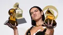 Dua Lipa berpose dengan penghargaan Grammy Awards 2019 di Staples Center, Los Angeles, California, AS, Minggu (10/2). Dua Lipa meraih penghargaan Best Dance Recording dan Best New Artist. (Photo by Chris Pizzello/Invision/AP)