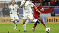 Yakob Sayuri menjadi aktor bagi satu-satunya gol Indonesia pada laga ini. Dengan kecepatannya, penggawa PSM Makassar ini sukses merepotkan lini pertahanan Irak. Selain itu Sayuri juga tak segan membantu pertahanan. Pada laga ini, ia mencatatkan tiga sapuan, satu intersep, dan satu tekel. (AFP/Karim Jaafar)