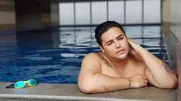 Mantan kekasih Rossa ini terlihat begitu santai saat sedang berenang. Dengan berenang, penatnya dunia hiburan bisa sedikit dilupakan Ivan Gunawan. Seleb yang kini berusia 37 tahun memang kerap menyisihkan waktu santai untuk berenang. (Liputan6.com/IG/@ivan_gunawan)