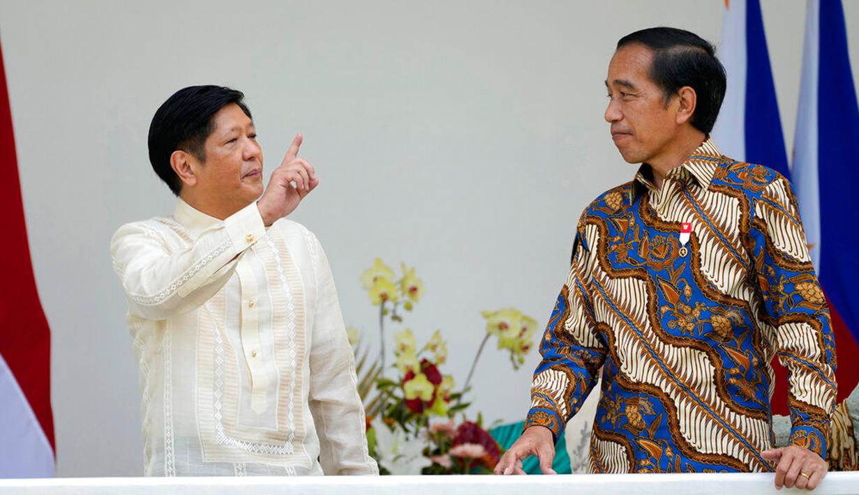 Presiden Indonesia Joko Widodo atau Jokowi (kanan) berbincang dengan Presiden Filipina Ferdinand Marcos Jr (kiri) saat pertemuan di Istana Kepresidenan Bogor, Bogor, Jawa Barat, Senin (5/9/2022). Kemenangan Marcos Jr disebut tak lepas dari TikTok dan generasi muda yang tidak tahu pemerintahan diktator Marcos. (AP Photo/Achmad Ibrahim, Pool)