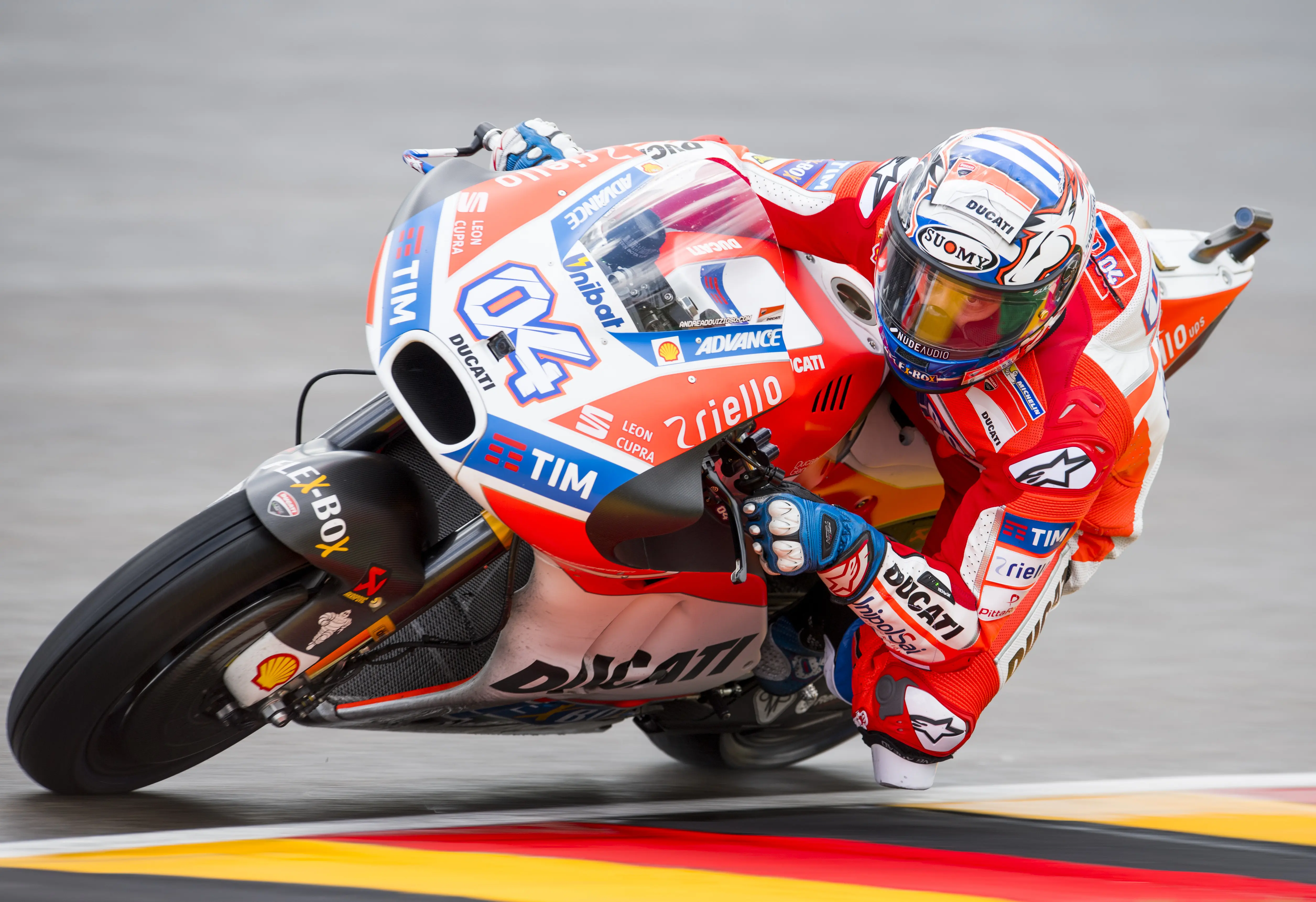 Pebalap Ducati, Andrea Dovizioso, terharu mendapatkan hadiah spesial berupa jersey dari klub Serie A, AC Milan. (AFP/Robert Michael)