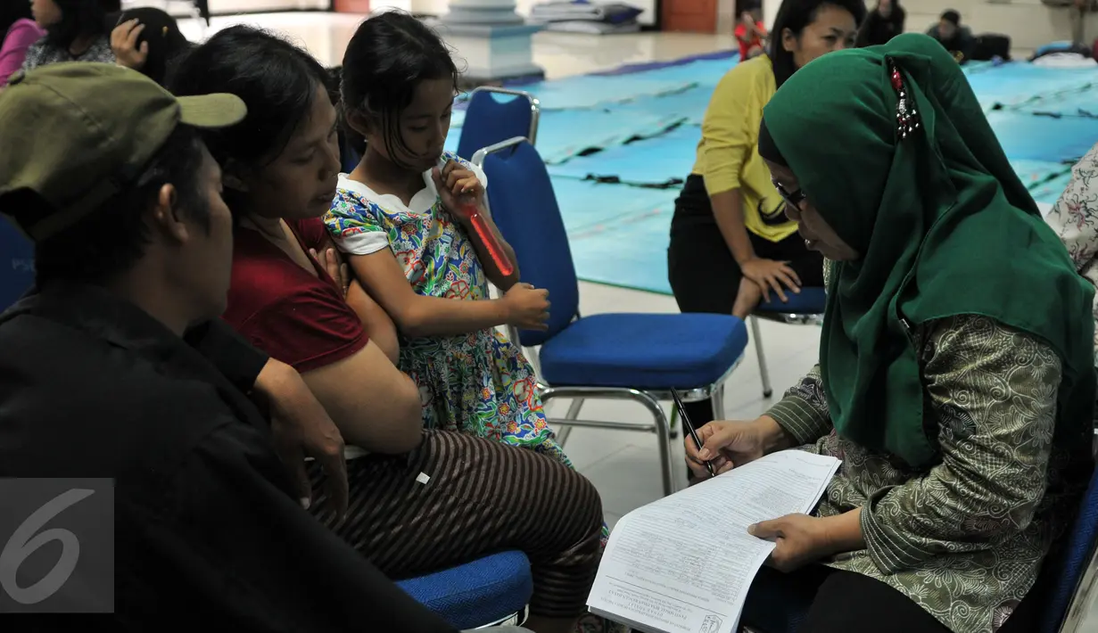 Petugas mendata eks Gafatar yang tinggal di rumah penampungan Panti Sosial Bina Insan (PSBI), Cipayung, Jakarta, Sabtu (23/1/2016). Ratusan eks Gafatar itu akan menjalani proses rehabilitasi. (Liputan6.com/Yoppy Renato)
