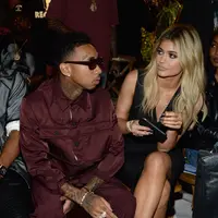 Dalam foto tersebut, Kylie yang mengenakan kaos berwarna pink dan berdiri berdampingan dengan King di depan sebuah cermin. Terlihat dalam foto tersebut, keduanya sudah akrab dan mengenal satu sama lain. (AFP/Bintang.com)