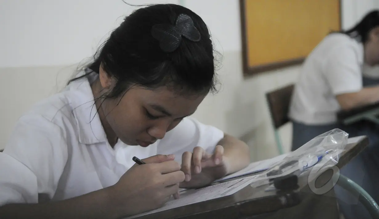 Siswi  saat mengikuti Ujian Nasional (UN) secara Manual di SMA Santa Ursula , Jakarta, Senin (13/4/2015). Mulai hari ini SMA/SMK sederajat menjalani Ujian Nasional 2015 baik secara online maupun Manual. (Liputan6.com/Herman Zakharia)