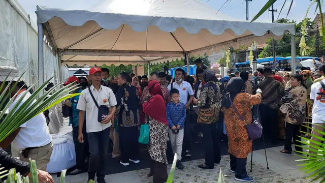 Ribuan relawan Jokowi ikut menghadiri acara tasyakuran pernikahan Kaesang Pangarep di Pura Mangkunegaran, Solo