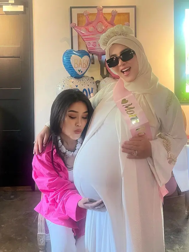 6 Potret Kedekatan Syahrini dan Oline Mendeng 'Sitkom OB', Hadir di Baby Shower
