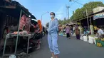 Penyanyi berusia 10 Juli 1999 kerap membagikan potretnya saat di ruang publik seperti saat mengunjungi pasar pada pagi hari. Gaya Happy Asmara simpel dengan kenakan outfit serba abu-abu. Meski terlihat simpel, Happy Asmara tetap terlihat menawan. (Liputan6.com/IG/@happy_asmara77)