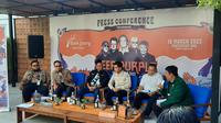 Founder Rajawali Indonesia, Anas Alimi dan Wali Kota Solo, Gibran Rakabuming Raka menghadiri konferensi pers konser Deep Purple di Solo, Jumat (13/1)(Liputan6.com/Fajar Abrori)