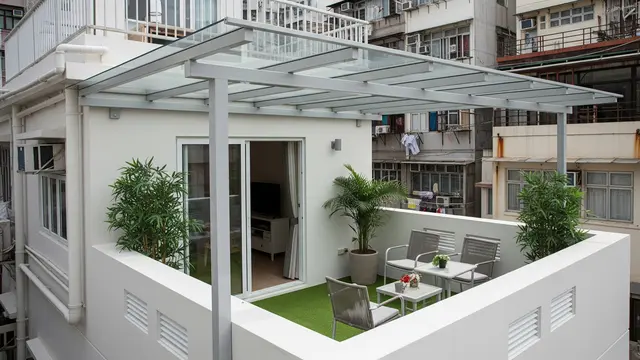 Desain Teras Rumah Nyaman untuk Rumah di Lingkungan Padat Penduduk (AI)