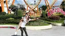 Salah satu momen kemesraan keduanya terlihat saat mengunjungi Siam Amazing Park. Tyas Mirasih dan Tengku Tezi bak pasangan remaja yang tak terpisahkan. Mereka menikmati perjalanan kali ini dengan penuh sukacita. Tampak Tezi yang menggendong Tyas dengan latar belakang wahana permainan roller coaster. (Liputan6.com/IG/@tyasmirasih)
