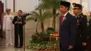 Presiden Joko Widodo atau Jokowi memberikan gelar tanda kehormatan di Istana Kepresidenan. (Liputan6.com/Angga Yuniar)