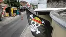 Bendera bajak laut dari anime Jepang One Piece terpasang di salah satu rumah warga di Solo, Jawa Tengah, pada 7 Agustus 2025. (DIKA/AFP)