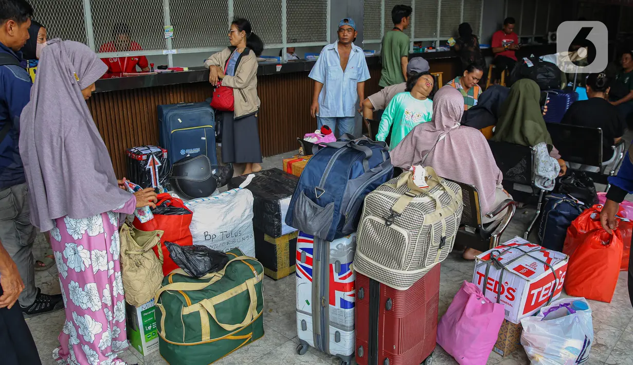 Di sisi lain, Dinas Perhubungan (Dishub) Jakarta telah menyiapkan empat terminal utama dan tiga terminal bantuan untuk melayani naik dan turun penumpang yang akan mudik sepanjang libur Nataru 2024/2025 dengan angkutan umum. (Liputan6.com/Angga Yuniar)