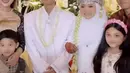 Sus Arsy bernama Maya Ayuni menikah dengan pria bernama Fajar mengenakan pakaian adat Jawa Barat meskipun menikah di Jawa Tengah. [@ashanty_ash]