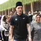 Bintang sepak bola asal Jerman, Mesut Ozil saat berada di koridor Masjid Istiqlal, Jakarta, Jumat (27/5/2022). Mesut Ozil menunaikan Sholat Jumat di Masjid Istiqlal hari ini 27 Mei 2022. Ozil memang sangat mengagumi Masjid Istiqlal. (Liputan6.com/Herman Zakharia)