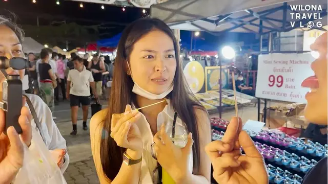 6 Potret Natasha Wilona di Pasar Malam Thailand, Cicipi Ulat dan Belalang Goreng
