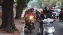 Sejumlah kendaraan roda dua melawan arus di Jalan TB Simatupang, Pasar Rebo, Jakarta, Rabu (16/10/2019). Selain melanggar hukum, perilaku buruk pemotor untuk menghindari macet tersebut juga mengganggu kenyamanan pengguna jalan lain. (Liputan6.com/Immanuel Antonius)