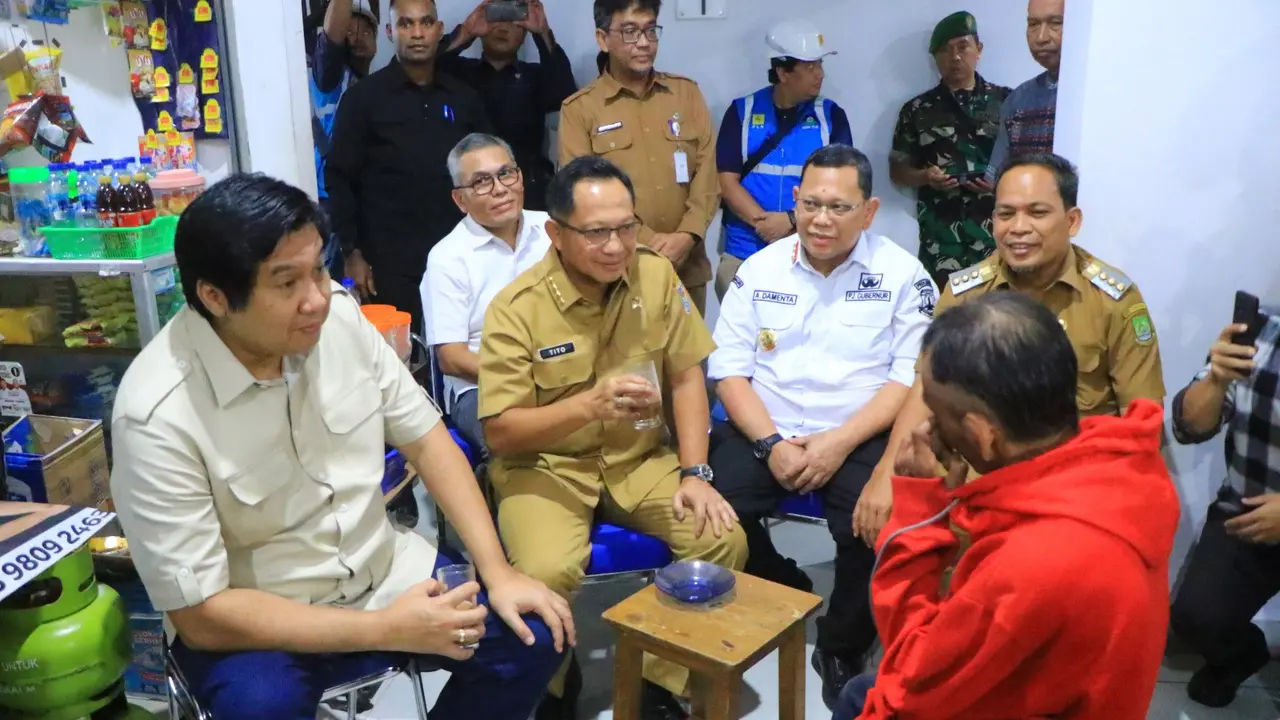 Menteri Perumahan dan Kawasan Permukiman (PKP) Maruarar Sirait dan Menteri Dalam Negeri (Mendagri) Tito Karnavian ngopi bareng warga rusun Cipta Griya Kedaung.
