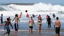 Orang-orang bermain di pantai Port Vieux, (Old Seaport) di Biarritz, barat daya Prancis, (19/4). Suhu di Prancis barat daya telah mencapai 27 derajat Celcius (80,6 Fahrenheit). (AP Photo / Bob Edme)