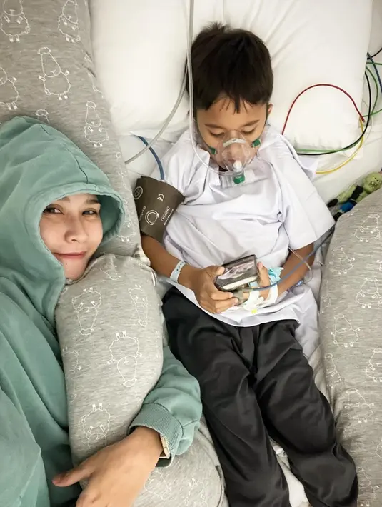Harus menjaga sang putra, Kia bahkan rela tidur berdua dengan sang anak di ruang ICU. Dirinya juga begitu memperhatikan perkembangan sang putra saat berada di ruang ICU. (Liputan6.com/IG/@zaskiadyamecca)