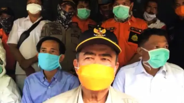 Wakil Gubernur Sumbar, Nasrul Abit melakukan wawancara online dengan jurnalis ketika mematau kondisi di perbatasan Sumbar dengan Bengkuklu, Sabtu (4/4/2020)