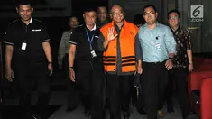 Bupati Malang Rendra Kresna memakai rompi tahanan usai menjalani pemeriksaan di gedung KPK, Jakarta, Senin (15/10). Rendra Kresna resmi ditahan terkait dugaan suap gratifikasi proyek di Dinas Pendidikan di Kabupaten Malang. (merdeka.com/Dwi Narwoko)