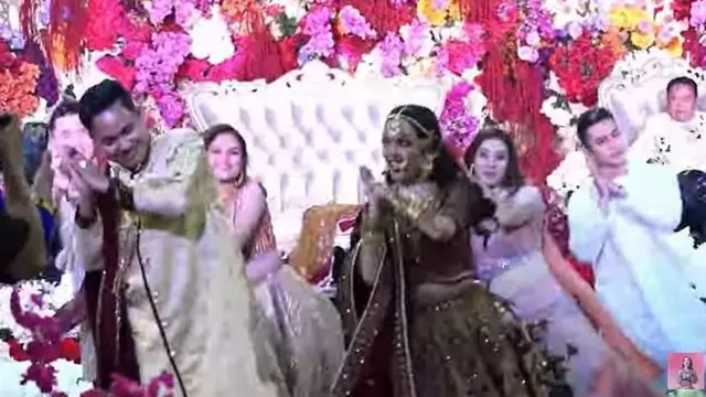 7 Potret Resepsi Putri Isnari dan Abdul Azis dengan Tema BollyWood, Meriah Banget