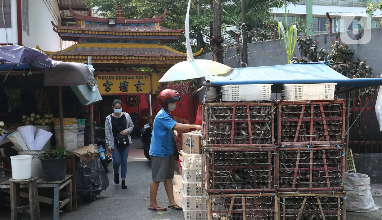 Pedagang berjualan di depan Wihara Dharma Sakti kawasan Glodok, Jakarta Barat, Sabtu (9/10/2021). Pemerintah Jakarta Barat berencana menata kawasan Glodok menjadi lokasi wisata sejarah Pecinan sehingga dapat menjadi daya tarik wisatawan untuk melakukan kunjungan. (Liputan6.com/Herman Zakharia)