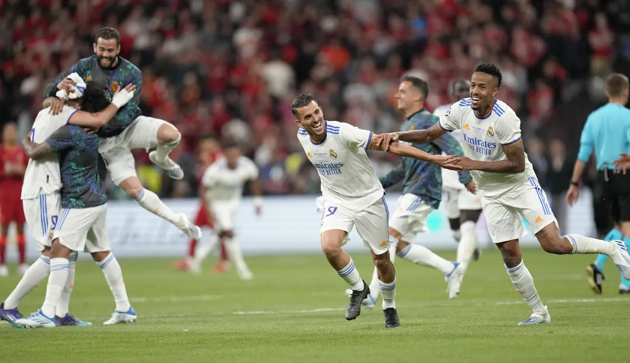 Para pemain Real Madrid merayakan kemenangan pada pertandingan sepak bola final Liga Champions antara Liverpool dan Real Madrid di Stade de France, Saint Denis, Prancis, 28 Mei 2022. Real Madrid menang 1-0. (AP Photo/Kirsty Wigglesworth)