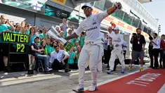 Lewis Hamilton merayakan kemenangannya dalam balapan F1 GP Italia, di arena Monza, Italia (3/9). Hamilton keluar sebagai juara pada balapan F1 GP Italia dengan keunggulan 4,4 detik atas Valtteri Bottas yang finis kedua. (AP Photo/Luca Bruno)