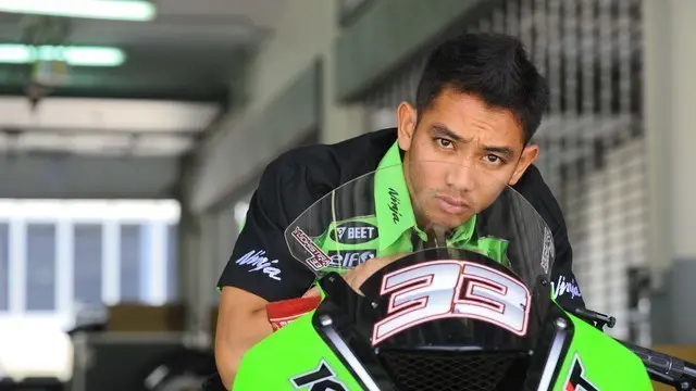 Ahmad Yudhistira, pebalap Manual Tech KYT Kawasaki asal Indonesia menyuguhkan aksi heroik hingga terjungkal dari motornya sendiri pada seri akhir Asia Road Racing Championship 2015 (ARRC), Minggu (6/12/2015) di sirkuit Buriram, Thailand. Akibat overt...