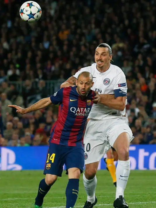 Penyerang PSG, Zlatan Ibrahimovic berebut bola dengan gelandang Barcelona Javier Mascherano di leg kedua 8 besar Liga Champions di Stadion Nou Camp, Spanyol, Rabu (22/4/2015). Barcelona menang 2-0 atas Paris Saint Germain. (Reuters/Albert Gea)