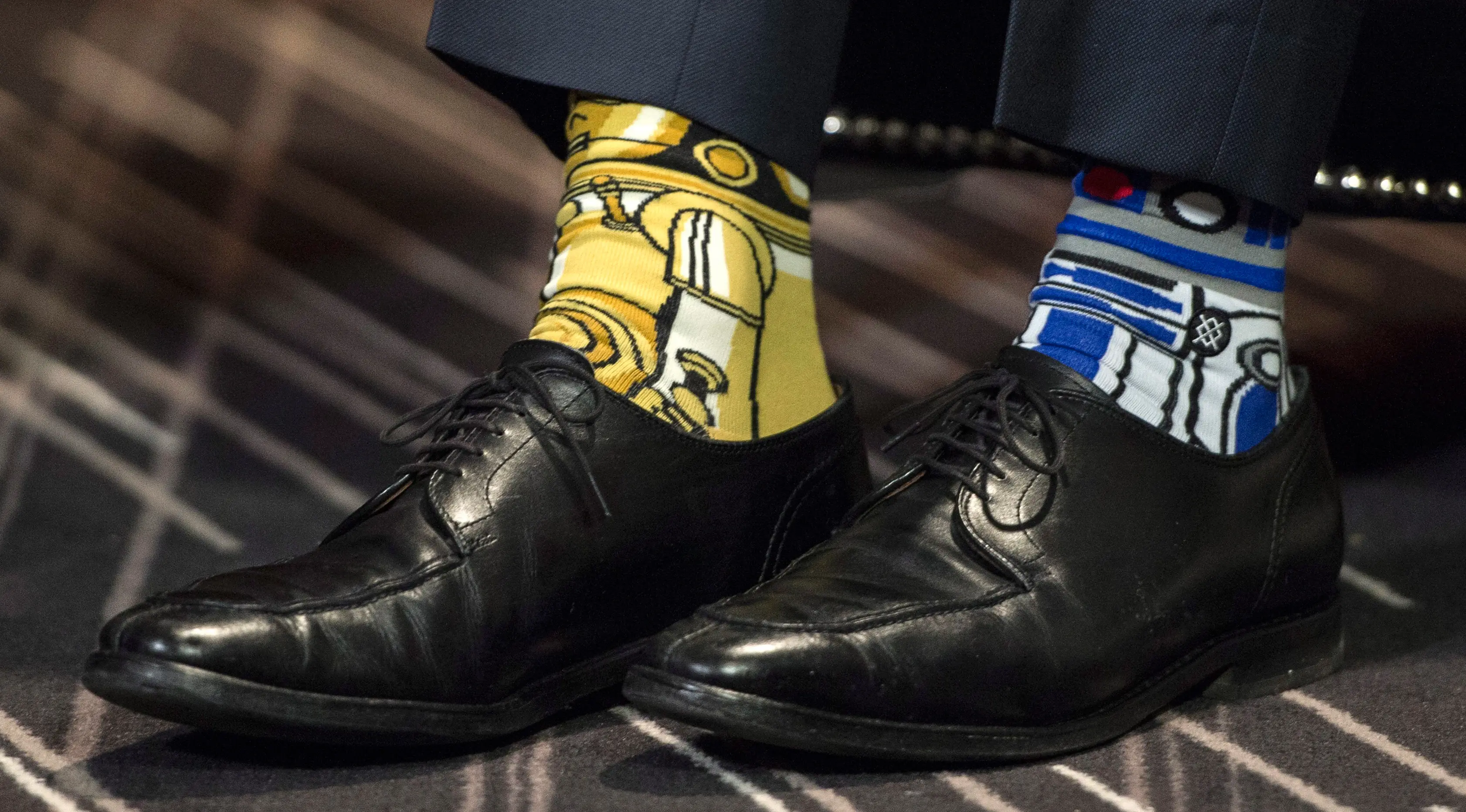 Kaos kaki yang dikenakan PM Kanada Justin Trudeau saat melakukan pertemuan dengan PM Irlandia, Enda Kenny di Montreal, Kamis (4/5). Tanggal 4 Mei kemarin merupakan Hari Star Wars atau Star Wars Day. (Paul Chiasson/The Canadian Press via AP)
