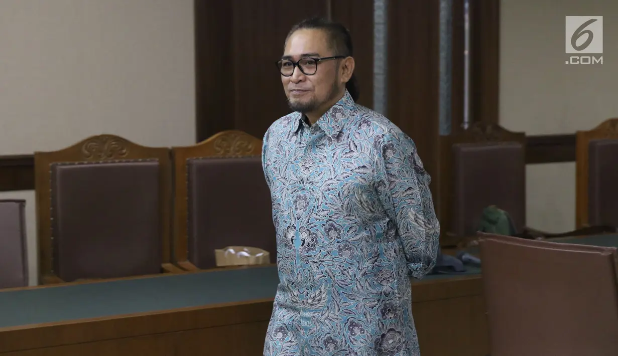 Terpidana korupsi pembangunan P3SON Hambalang, Andi Zulkarnaen Mallarangeng usai sidang PK di PN Jakarta Pusat, Kamis (19/7). Sebelumnya, Andi Zulkarnaen Mallarangeng dinyatakan bersalah oleh Pengadilan Tipikor Jakarta. (Liputan6.com/Helmi Fithriansyah)