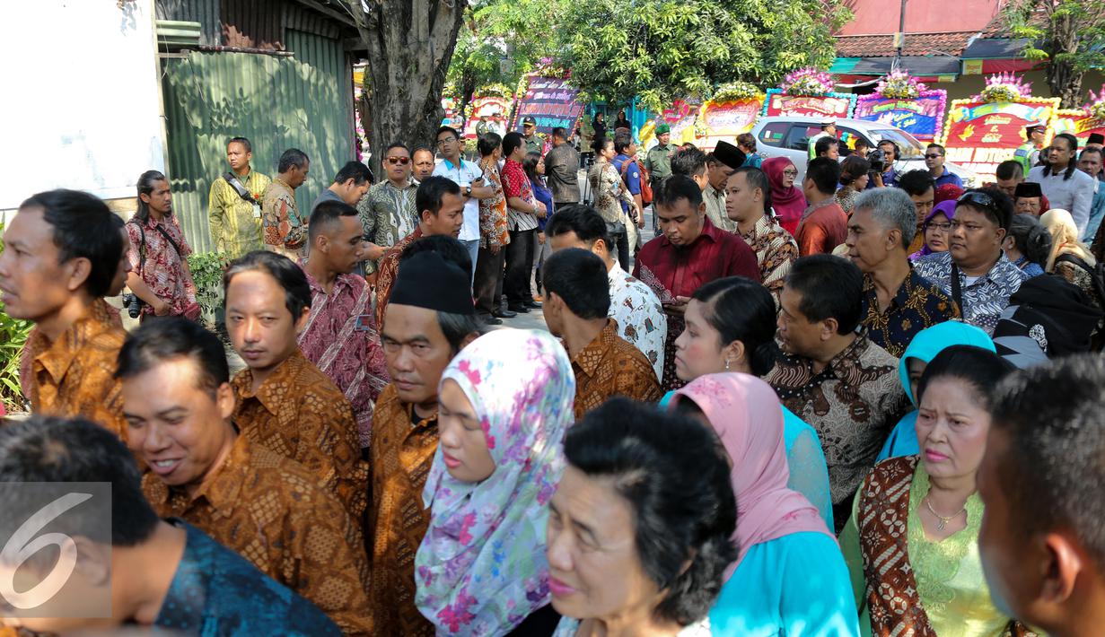 Sejumlah tamu undangan saat menghadiri resepsi pernikahan Gibran Rakabuming putra sulung Presiden Joko Widodo dan Selvi Ananda di Gedung Graha Saba Buana, Solo, Jawa Tengah, Kamis (11/6/2015). (Liputan6.com/Faizal Fanani)