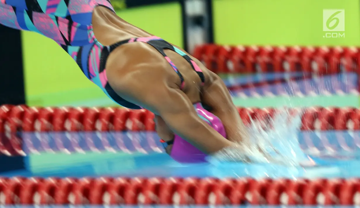 Atlet para renang, Syuci Indriani saat berlaga di final 200 meter gaya bebas putri S14 Asian Para Games 2018 di Stadion Akuatik Kompleks GBK, Jakarta, Minggu (7/10). Syuci meraih perunggu dengan waktu 2 menit 20,80 detik. (Liputan6.com/Helmi Fithriansyah)
