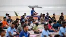 Di India, ribuan orang memperingati Hari Yoga Internasional dengan sesi yoga massal untuk mengajak masyarakat hidup lebih seimbang. (R. Satish BABU/AFP)