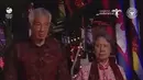 Perdana Menteri Singapura Lee Hsien Loong dan Ibu Ho Ching. Ibu Ho Ching mengenakan pakaian serba merah yang dipadukan batik sebagai syal di lehernya.  [@sandiuno]
